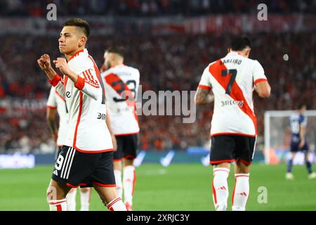 Buenos Aires, Argentina. 10 agosto 2024. Il centrocampista del River Plate Claudio Echeverri (L) festeggia dopo aver segnato un gol contro l'Huracan durante la partita "Cesar Luis Menotti" 2024 del Torneo di calcio professionistico argentino allo stadio El Monumental di Buenos Aires, il 10 agosto 2024. Crediti: Alejandro Pagni/Alamy Live News Foto Stock