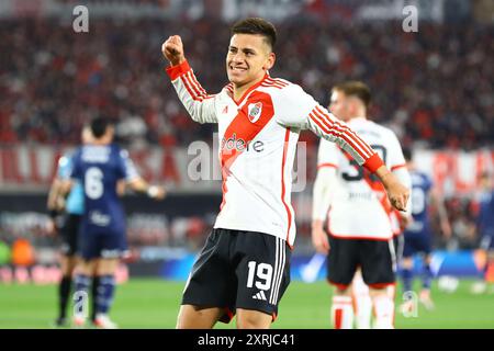 Buenos Aires, Argentina. 10 agosto 2024. Il centrocampista del River Plate Claudio Echeverri festeggia dopo aver segnato un gol contro l'Huracan durante la partita "Cesar Luis Menotti" del torneo di calcio professionistico argentino 2024 allo stadio El Monumental di Buenos Aires, il 10 agosto 2024. Crediti: Alejandro Pagni/Alamy Live News Foto Stock