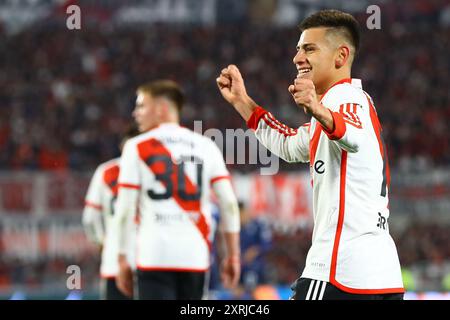 Buenos Aires, Argentina. 10 agosto 2024. Il centrocampista del River Plate Claudio Echeverri (R) festeggia dopo aver segnato un gol contro l'Huracan durante la partita "Cesar Luis Menotti" 2024 del Torneo di calcio professionistico argentino allo stadio El Monumental di Buenos Aires, il 10 agosto 2024. Crediti: Alejandro Pagni/Alamy Live News Foto Stock