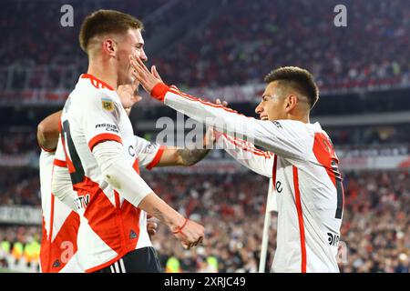 Buenos Aires, Argentina. 10 agosto 2024. Il centrocampista del River Plate Claudio Echeverri (R) festeggia con il compagno di squadra Franco Mastantuono dopo aver segnato un gol contro l'Huracan durante il Torneo di calcio professionistico argentino 2024 "Cesar Luis Menotti" allo stadio El Monumental di Buenos Aires, il 10 agosto 2024. Crediti: Alejandro Pagni/Alamy Live News Foto Stock