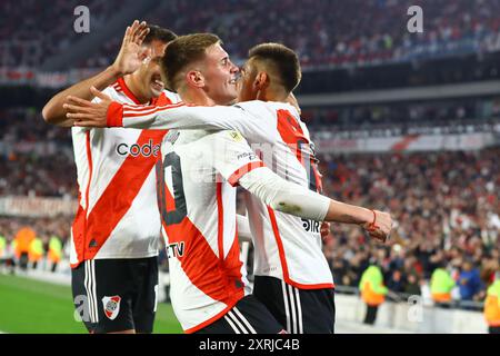 Buenos Aires, Argentina. 10 agosto 2024. Il centrocampista del River Plate Claudio Echeverri (R) festeggia con i compagni di squadra dopo aver segnato un gol contro l'Huracan durante la partita "Cesar Luis Menotti" 2024 del Torneo di calcio professionistico argentino allo stadio El Monumental di Buenos Aires, il 10 agosto 2024. Crediti: Alejandro Pagni/Alamy Live News Foto Stock