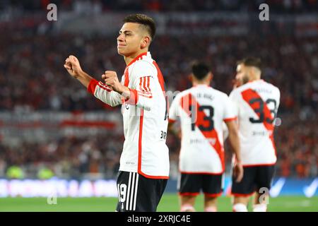 Buenos Aires, Argentina. 10 agosto 2024. Il centrocampista del River Plate Claudio Echeverri (C) festeggia dopo aver segnato un gol contro l'Huracan durante la partita "Cesar Luis Menotti" 2024 del Torneo di calcio professionistico argentino allo stadio El Monumental di Buenos Aires, il 10 agosto 2024. Crediti: Alejandro Pagni/Alamy Live News Foto Stock