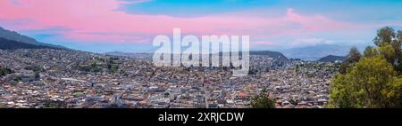 Vista panoramica dello skyline del centro storico di Quito, Ecuador, dal punto di osservazione della Vergine di Panecillo. Foto di alta qualità. Foto Stock