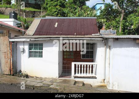 Piccola casa bianca con tetto ondulato in fibra di vetro a Castries, Saint Lucia Foto Stock