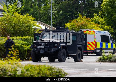 Wakefield, Regno Unito. 10 AGOSTO 2024. La polizia Swat e altre unità si riuniscono come oltre un centinaio di dimostranti contro riuniti fuori dall'hotel Cedar Court in previsione di una folla di destra a causa del ruolo degli hotel nell'ospitare i migranti. I contro dimostranti erano composti da SUTR e altri gruppi di sinistra e tenevano discorsi. La presenza della polizia era eccezionalmente elevata, con 20 furgoni e 2 veicoli corazzati "Bearcat". Non sono arrivati manifestanti appoggiati all'ala destra e il contatore demo è andato via senza problemi. Credito Milo Chandler/Alamy Live News Foto Stock