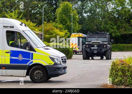 Wakefield, Regno Unito. 10 AGOSTO 2024. La polizia Swat e altre unità si riuniscono come oltre un centinaio di dimostranti contro riuniti fuori dall'hotel Cedar Court in previsione di una folla di destra a causa del ruolo degli hotel nell'ospitare i migranti. I contro dimostranti erano composti da SUTR e altri gruppi di sinistra e tenevano discorsi. La presenza della polizia era eccezionalmente elevata, con 20 furgoni e 2 veicoli corazzati "Bearcat". Non sono arrivati manifestanti appoggiati all'ala destra e il contatore demo è andato via senza problemi. Credito Milo Chandler/Alamy Live News Foto Stock