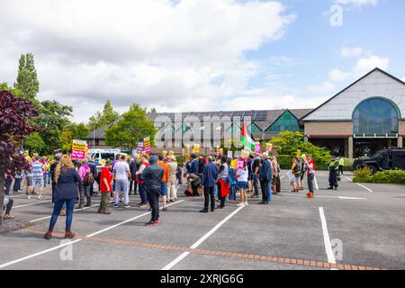 Wakefield, Regno Unito. 10 AGOSTO 2024. Oltre un centinaio di dimostranti si sono riuniti fuori dall'hotel Cedar Court in previsione di una folla di destra a causa del ruolo degli hotel nell'ospitare i migranti. I contro dimostranti erano composti da SUTR e altri gruppi di sinistra e tenevano discorsi. La presenza della polizia era eccezionalmente elevata, con 20 furgoni e 2 veicoli corazzati "Bearcat". Non sono arrivati manifestanti appoggiati all'ala destra e il contatore demo è andato via senza problemi. Credito Milo Chandler/Alamy Live News Foto Stock