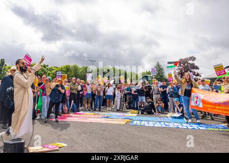 Wakefield, Regno Unito. 10 AGOSTO 2024. Oltre un centinaio di dimostranti si sono riuniti fuori dall'hotel Cedar Court in previsione di una folla di destra a causa del ruolo degli hotel nell'ospitare i migranti. I contro dimostranti erano composti da SUTR e altri gruppi di sinistra e tenevano discorsi. La presenza della polizia era eccezionalmente elevata, con 20 furgoni e 2 veicoli corazzati "Bearcat". Non sono arrivati manifestanti appoggiati all'ala destra e il contatore demo è andato via senza problemi. Credito Milo Chandler/Alamy Live News Foto Stock