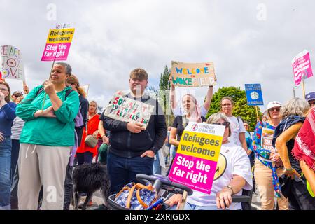 Wakefield, Regno Unito. 10 AGOSTO 2024. Oltre un centinaio di dimostranti si sono riuniti fuori dall'hotel Cedar Court in previsione di una folla di destra a causa del ruolo degli hotel nell'ospitare i migranti. I contro dimostranti erano composti da SUTR e altri gruppi di sinistra e tenevano discorsi. La presenza della polizia era eccezionalmente elevata, con 20 furgoni e 2 veicoli corazzati "Bearcat". Non sono arrivati manifestanti appoggiati all'ala destra e il contatore demo è andato via senza problemi. Credito Milo Chandler/Alamy Live News Foto Stock