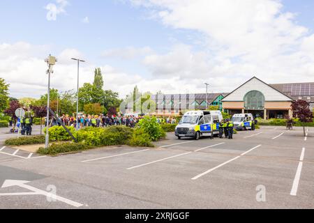 Wakefield, Regno Unito. 10 AGOSTO 2024. Oltre un centinaio di dimostranti si sono riuniti fuori dall'hotel Cedar Court in previsione di una folla di destra a causa del ruolo degli hotel nell'ospitare i migranti. I contro dimostranti erano composti da SUTR e altri gruppi di sinistra e tenevano discorsi. La presenza della polizia era eccezionalmente elevata, con 20 furgoni e 2 veicoli corazzati "Bearcat". Non sono arrivati manifestanti appoggiati all'ala destra e il contatore demo è andato via senza problemi. Credito Milo Chandler/Alamy Live News Foto Stock