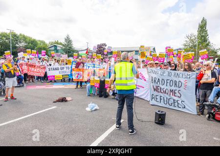 Wakefield, Regno Unito. 10 AGOSTO 2024. Oltre un centinaio di dimostranti si sono riuniti fuori dall'hotel Cedar Court in previsione di una folla di destra a causa del ruolo degli hotel nell'ospitare i migranti. I contro dimostranti erano composti da SUTR e altri gruppi di sinistra e tenevano discorsi. La presenza della polizia era eccezionalmente elevata, con 20 furgoni e 2 veicoli corazzati "Bearcat". Non sono arrivati manifestanti appoggiati all'ala destra e il contatore demo è andato via senza problemi. Credito Milo Chandler/Alamy Live News Foto Stock