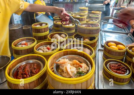 Cesti a vapore contenenti dim sum, popolari nel sud-est asiatico, in un ristorante a George Town, Penang, Malesia. Foto Stock