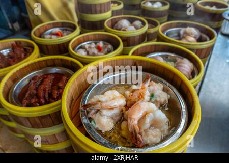 Cesti a vapore contenenti dim sum, popolari nel sud-est asiatico, in un ristorante a George Town, Penang, Malesia. Foto Stock