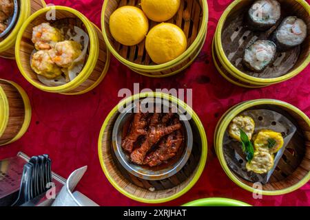 Guardando in basso il dim sum in cesti a vapore su un tavolo in un ristorante a George Town, Penang, Malesia. Foto Stock