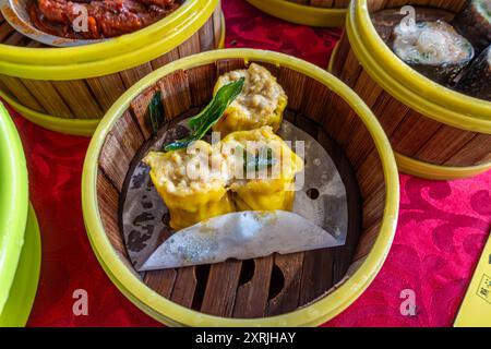 Cestino di vapore contenente siomai, servito come parte di dim sum e popolare nel sud-est asiatico, in un ristorante a George Town, Penang, Malesia. Foto Stock