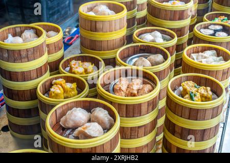 Cesti a vapore contenenti dim sum, popolari nel sud-est asiatico, in un ristorante a George Town, Penang, Malesia. Foto Stock