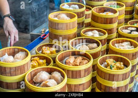 Cesti a vapore contenenti dim sum, popolari nel sud-est asiatico, in un ristorante a George Town, Penang, Malesia. Foto Stock