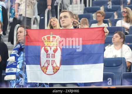 San Pietroburgo, Russia. 10 agosto 2024. Un tifoso mantiene la Russia durante la partita di calcio della Premier League russa tra Zenit San Pietroburgo e Dinamo Mosca alla Gazprom Arena. Punteggio finale: Zenit 1:0 Dinamo. Credito: SOPA Images Limited/Alamy Live News Foto Stock