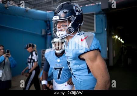 Nashville, Tennessee, Stati Uniti. 10 agosto 2024. I quarterback dei Tennessee Titans si preparano a scendere in campo. (Credit Image: © Camden Hall/ZUMA Press Wire) SOLO PER USO EDITORIALE! Non per USO commerciale! Crediti: ZUMA Press, Inc./Alamy Live News Foto Stock