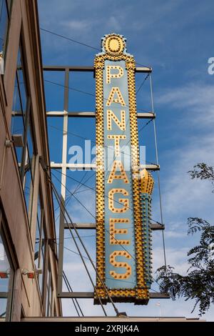 Lo storico Pantages Theater Neon Sign e i moderni edifici del centro di Minneapolis, Minnesota, Stati Uniti. Foto Stock