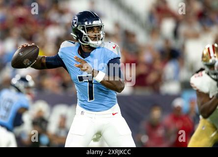 Nashville, Tennessee, Stati Uniti. 10 agosto 2024. Tennessee Titans (7) Malik Willis retrocede per passare la palla durante la sua gara di pre-stagione. (Credit Image: © Camden Hall/ZUMA Press Wire) SOLO PER USO EDITORIALE! Non per USO commerciale! Crediti: ZUMA Press, Inc./Alamy Live News Foto Stock