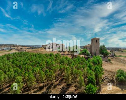 Vista aerea di Huerta de la Obispalia a la Mancha, in Spagna, fortificazione medievale in cima alla collina con piattaforme pentagonali di cannoni a bastione ad entrambe le estremità Foto Stock