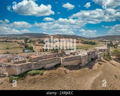 Vista aerea di Huerta de la Obispalia a la Mancha, in Spagna, fortificazione medievale in cima alla collina con piattaforme pentagonali di cannoni a bastione ad entrambe le estremità Foto Stock