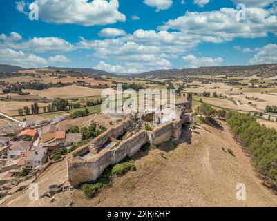 Vista aerea di Huerta de la Obispalia a la Mancha, in Spagna, fortificazione medievale in cima alla collina con piattaforme pentagonali di cannoni a bastione ad entrambe le estremità Foto Stock