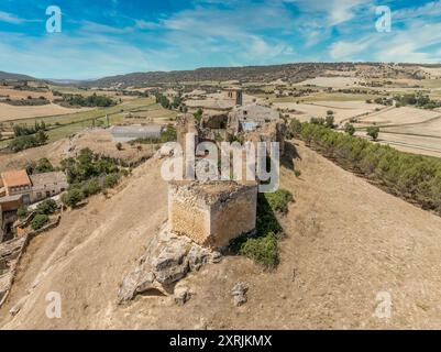 Vista aerea di Huerta de la Obispalia a la Mancha, in Spagna, fortificazione medievale in cima alla collina con piattaforme pentagonali di cannoni a bastione ad entrambe le estremità Foto Stock