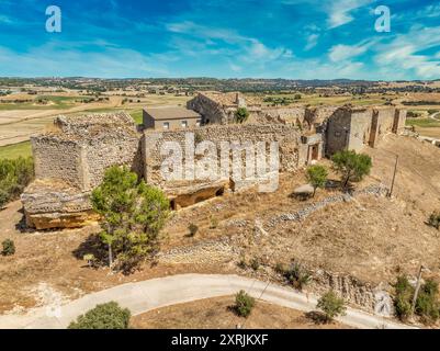 Vista aerea di Huerta de la Obispalia a la Mancha, in Spagna, fortificazione medievale in cima alla collina con piattaforme pentagonali di cannoni a bastione ad entrambe le estremità Foto Stock