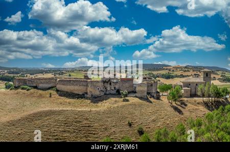 Vista aerea di Huerta de la Obispalia a la Mancha, in Spagna, fortificazione medievale in cima alla collina con piattaforme pentagonali di cannoni a bastione ad entrambe le estremità Foto Stock