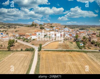 Vista aerea di Huerta de la Obispalia a la Mancha, in Spagna, fortificazione medievale in cima alla collina con piattaforme pentagonali di cannoni a bastione ad entrambe le estremità Foto Stock