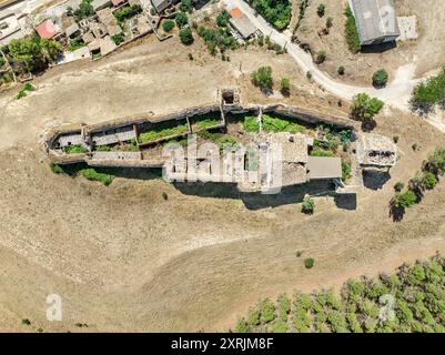 Vista aerea di Huerta de la Obispalia a la Mancha, in Spagna, fortificazione medievale in cima alla collina con piattaforme pentagonali di cannoni a bastione ad entrambe le estremità Foto Stock