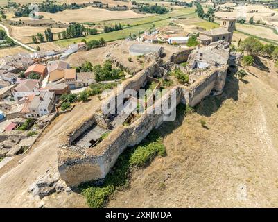 Vista aerea di Huerta de la Obispalia a la Mancha, in Spagna, fortificazione medievale in cima alla collina con piattaforme pentagonali di cannoni a bastione ad entrambe le estremità Foto Stock