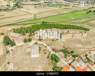 Vista aerea di Huerta de la Obispalia a la Mancha, in Spagna, fortificazione medievale in cima alla collina con piattaforme pentagonali di cannoni a bastione ad entrambe le estremità Foto Stock