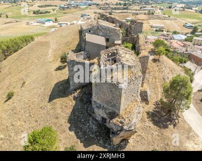 Vista aerea di Huerta de la Obispalia a la Mancha, in Spagna, fortificazione medievale in cima alla collina con piattaforme pentagonali di cannoni a bastione ad entrambe le estremità Foto Stock