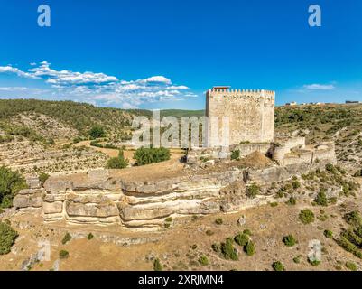 Vista aerea del castello di Paracuello arroccato su una roccia sopra una valle in Spagna con una fortezza quadrata Foto Stock