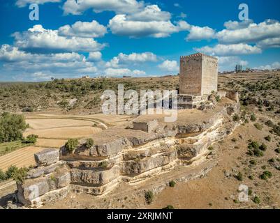 Vista aerea del castello di Paracuello arroccato su una roccia sopra una valle in Spagna con una fortezza quadrata Foto Stock