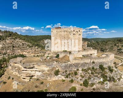 Vista aerea del castello di Paracuello arroccato su una roccia sopra una valle in Spagna con una fortezza quadrata Foto Stock