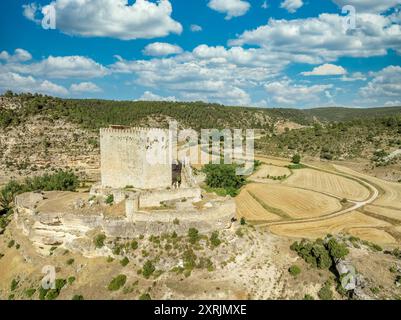 Vista aerea del castello di Paracuello arroccato su una roccia sopra una valle in Spagna con una fortezza quadrata Foto Stock