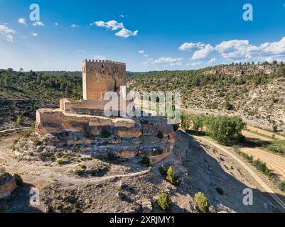 Vista aerea del castello di Paracuello arroccato su una roccia sopra una valle in Spagna con una fortezza quadrata Foto Stock