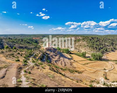 Vista aerea del castello di Paracuello arroccato su una roccia sopra una valle in Spagna con una fortezza quadrata Foto Stock