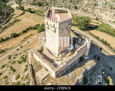 Vista aerea di Paracuellos de la Vega, castello medievale spagnolo arroccato su una roccia a Cuenca, torre quadrata circondata da cortina muraria con piccolo cerchio Foto Stock