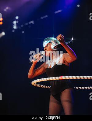 Grace Jones si esibisce al Lands End Stage durante l'Outside Lands 2024 Music and Arts Festival tenutosi al Golden Gate Bridge Park di San Francisco, CALIFORNIA, il 10 agosto 2024. (Foto di Alive Coverage/Sipa USA) credito: SIPA USA/Alamy Live News Foto Stock