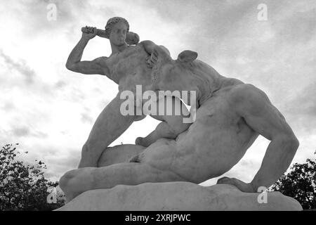 Theseus Slay the Minotaur, Statua a Parigi in Francia Foto Stock