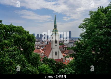 Paesaggio urbano di Bratislava con la Torre della Cattedrale di San Martino in Slovacchia Foto Stock