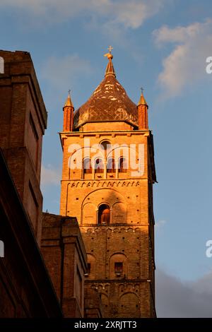 San Paolo maggiore o Torre della Chiesa del decollato a Bologna, Italia Foto Stock