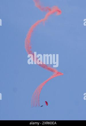 Pechino, Canada. 9 agosto 2024. Un membro del Canadian Armed Forces Parachute Team, gli Skyhawks, si esibisce durante l'Abbotsford International Airshow del 2024 ad Abbotsford, Canada, 9 agosto 2024. L'evento di tre giorni è iniziato qui venerdì. Crediti: Liang Sen/Xinhua/Alamy Live News Foto Stock