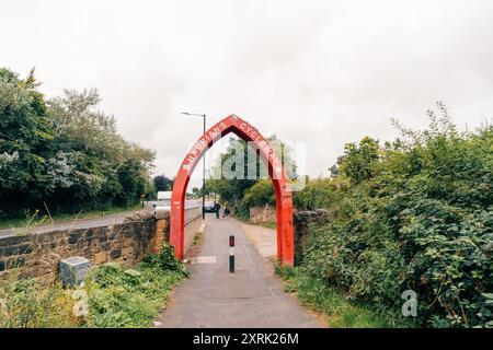 Newcastle upon Tyne, Regno Unito, 4 luglio 2024. I ciclisti si dirigono lungo la ciclabile di Adriano, una pista ciclabile condivisa verso Wallsend. Foto di alta qualità Foto Stock