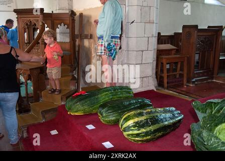 Village Show Regno Unito. Le verdure fatte in casa più grandi e pesanti sono esposte nella chiesa dei villaggi di San Pietro e San Paolo. Famiglia, genitori e bambini piccoli, agosto festivi lunedì. Cudham Village Summer Fete Kent Inghilterra anni 2010 2017 HOMER SYKES Foto Stock